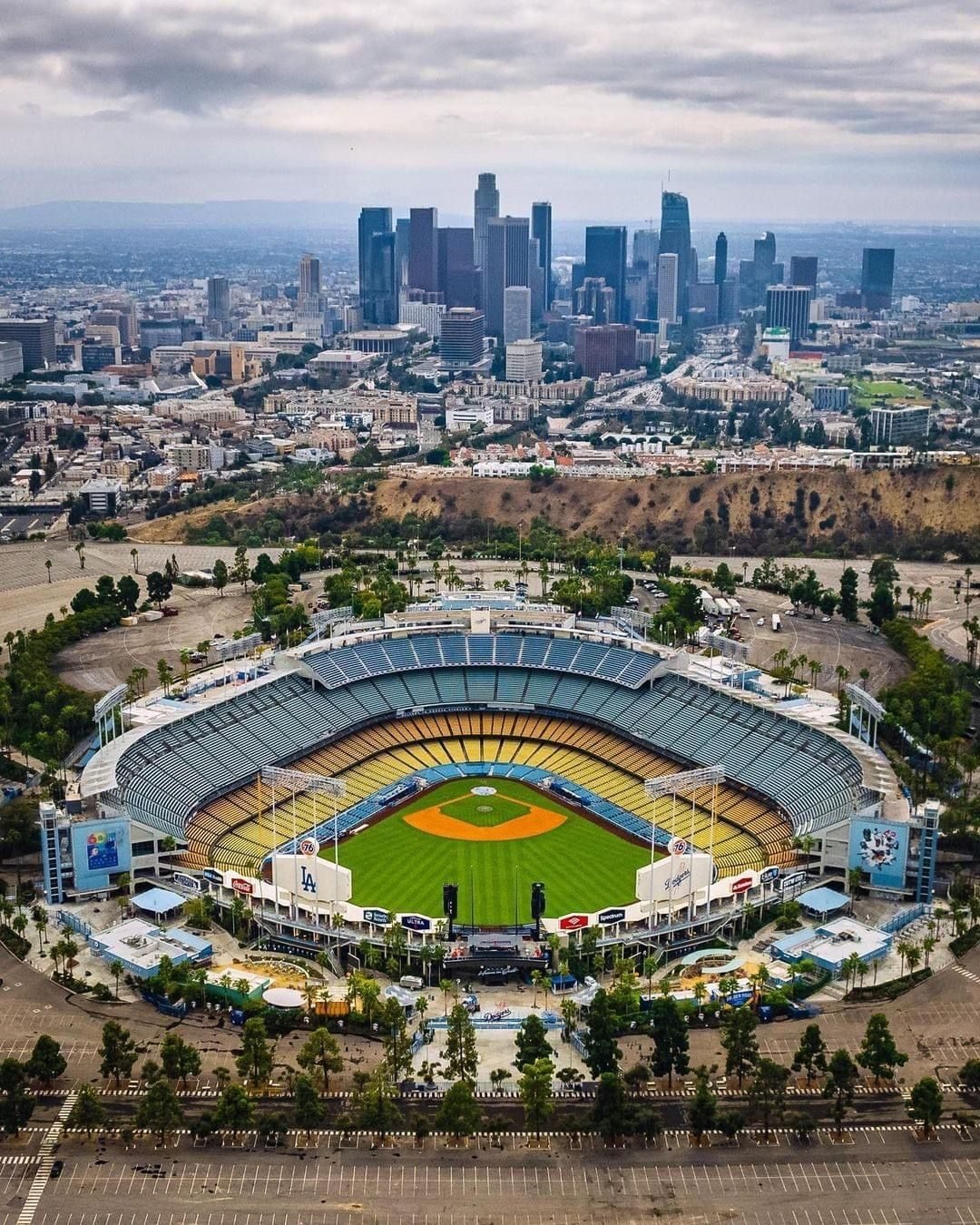 The Los Angeles Dodgers celebrate after beating Atlanta to reach the National League Championship Series against Milwaukee.