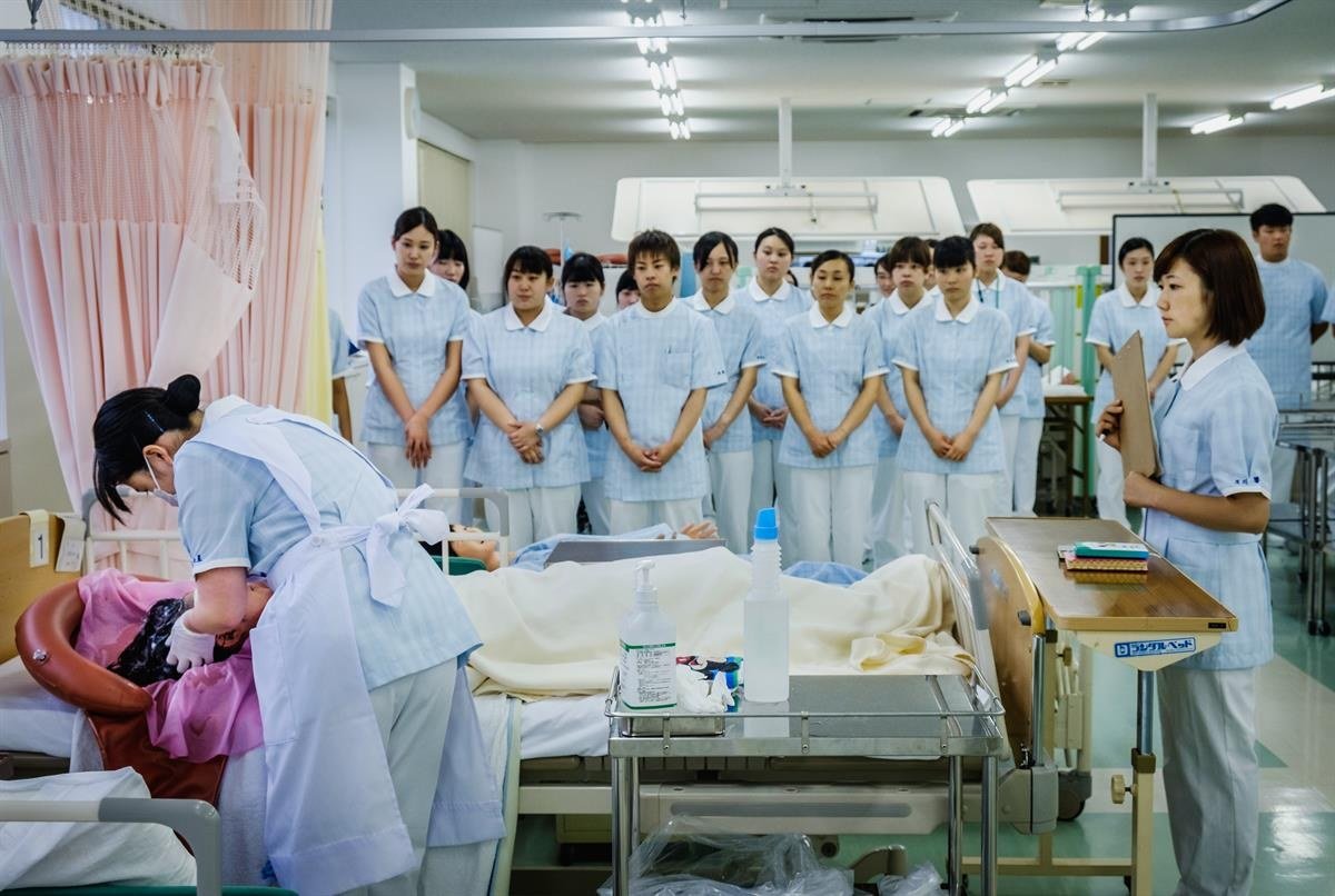 Nurses on a hospital ward. Researchers propose measuring nursing by the value it creates, not only by harm avoided. (File photo)