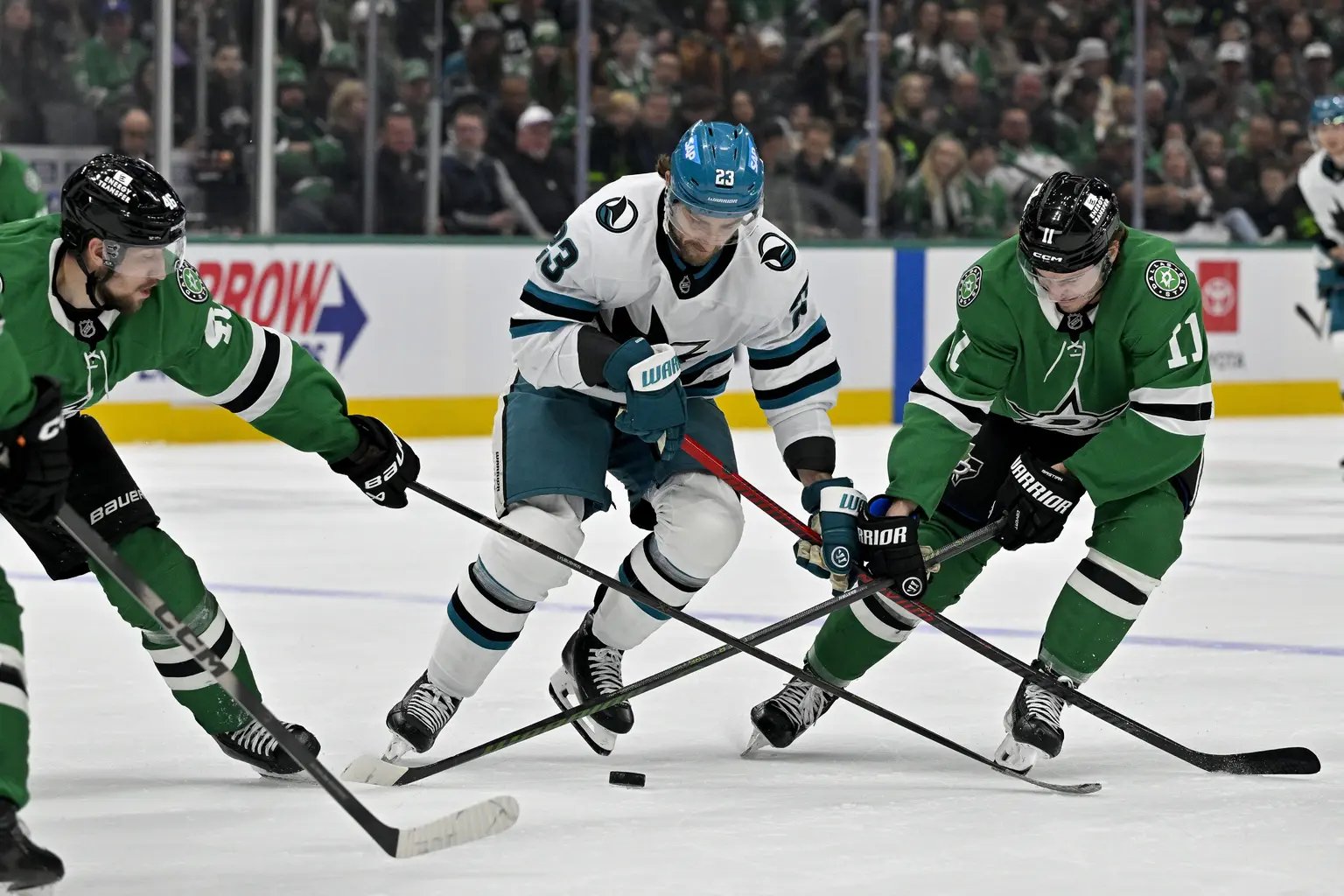 The Anaheim Ducks skated to a 5-1 road win over the Winnipeg Jets on Friday night.
