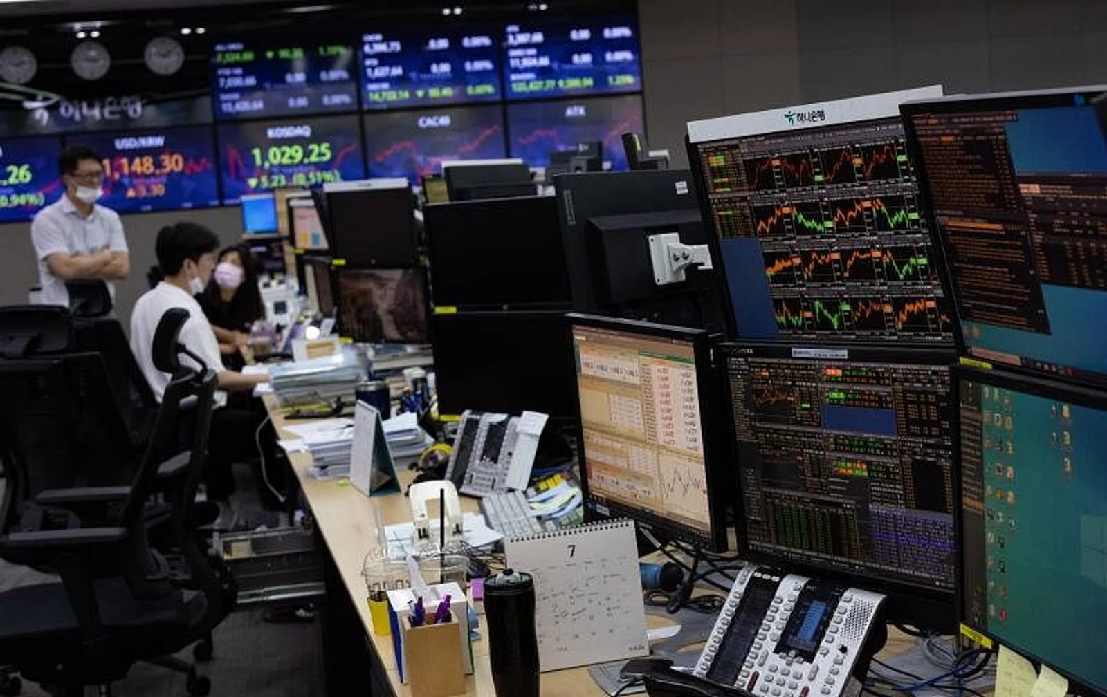 Trading screens. Big U.S. banks open earnings season on October 13.