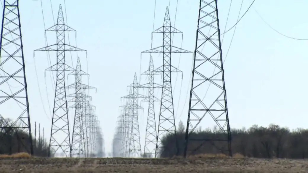 Power lines in Ontario, where winter Regulated Price Plan electricity rates take effect November 1. (File photo)