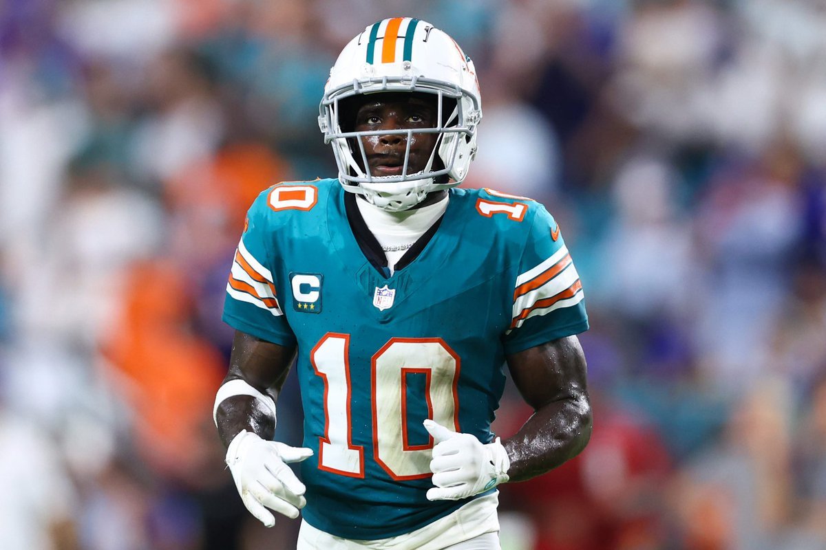 Tyreek Hill working out on a beach ahead of his expected NFL return.